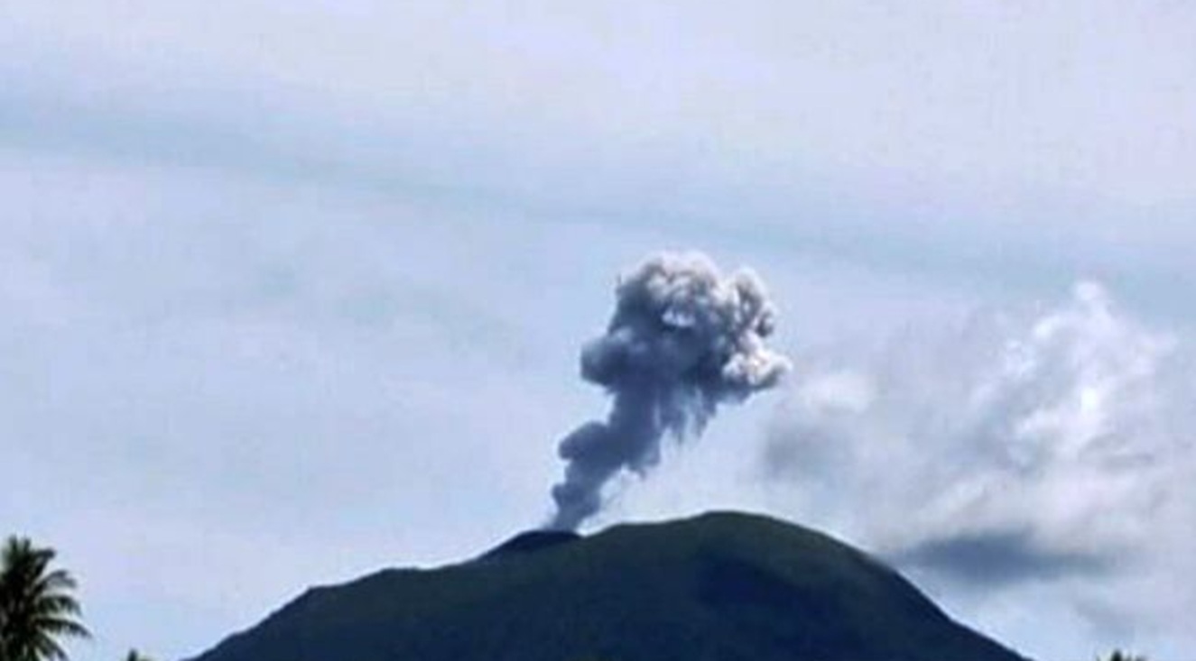 Gunung Ibu Meletus Lagi, Kolom Abu Vulkanik Tebal Setinggi 800 Meter Ancam Pulau Halmahera