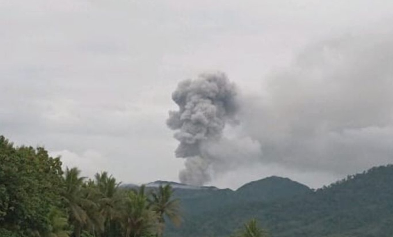 Erupsi Dahsyat Gunung Dukono: Abu Vulkanik Meluncur Tinggi