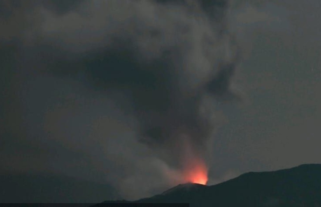 Gunung Ibu Meletus Hebat Tengah Malam, Kolom Abu Melambung 200 Meter