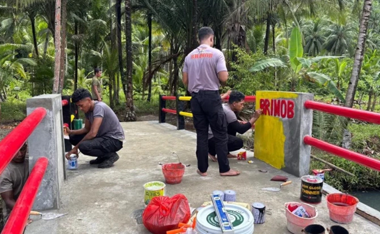 Polda Malut Tembus Isolasi Terpencil Lewat Program Jembatan Merah Putih Presisi