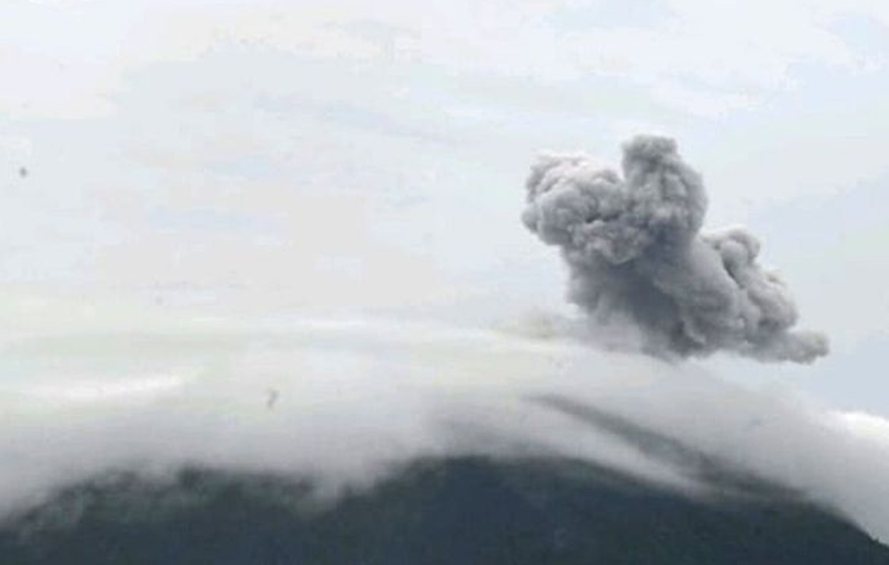 Gunung Ibu Mengamuk: 91 Kali Erupsi Guncang Halmahera Barat Dalam Sehari