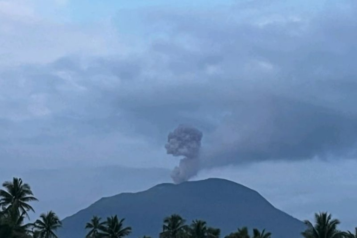 Gunung Ibu Tiba-tiba Erupsi, Abu Vulkanik Meluncur Hingga 600 Meter