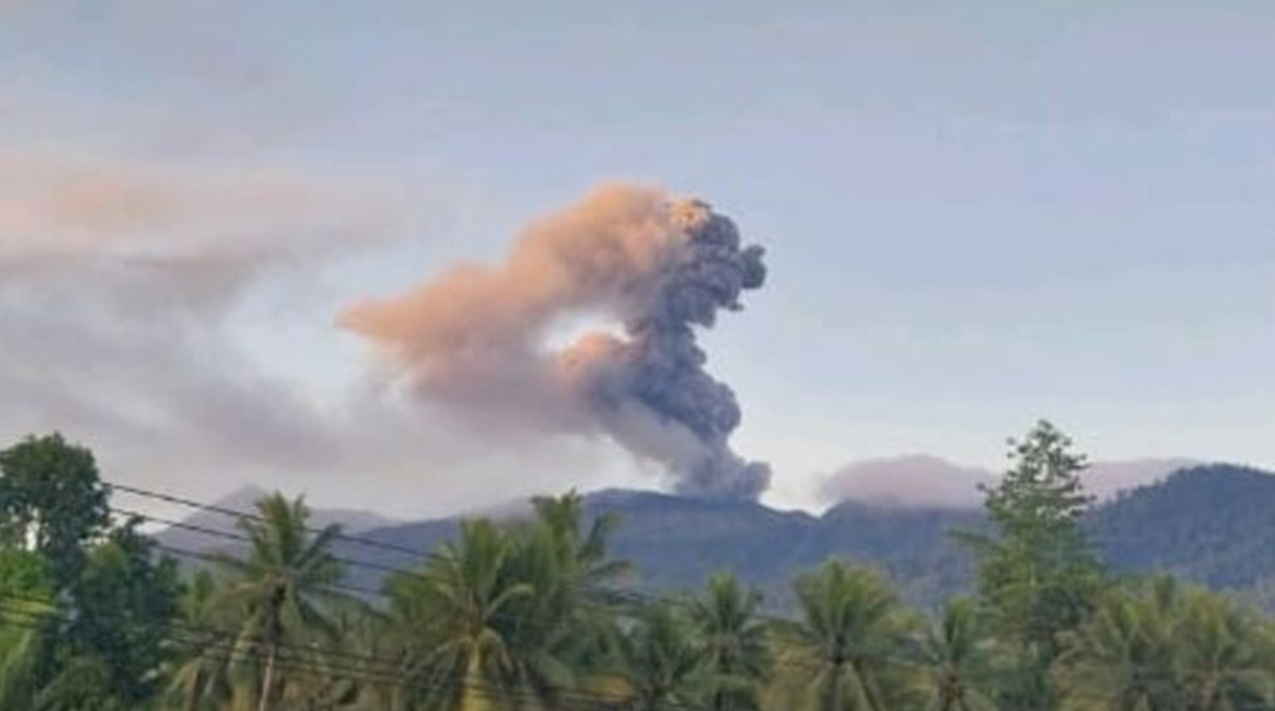 Abu Vulkanik Gunung Dukono: Erupsi Beruntun, Radius Bahaya Meluas