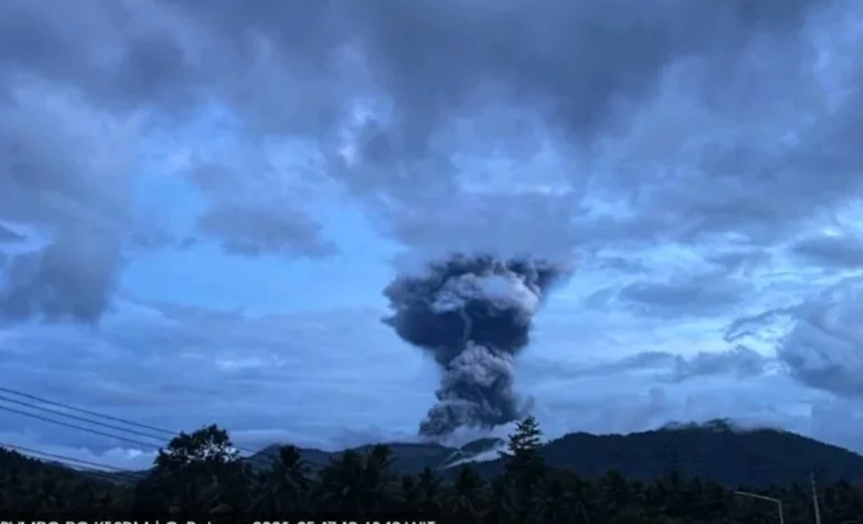 Semburan Abu 5 Kilometer: Gunung Dukono di Halmahera Utara Erupsi Eksplosif Malam Ini
