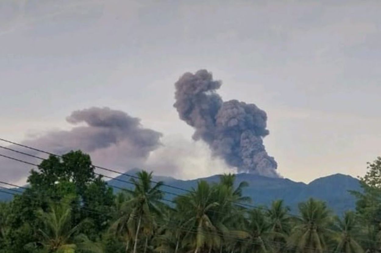 Status Waspada Gunung Dukono: Erupsi Abu Vulkanik 1.500 Meter, Jangan Dekati Kawah