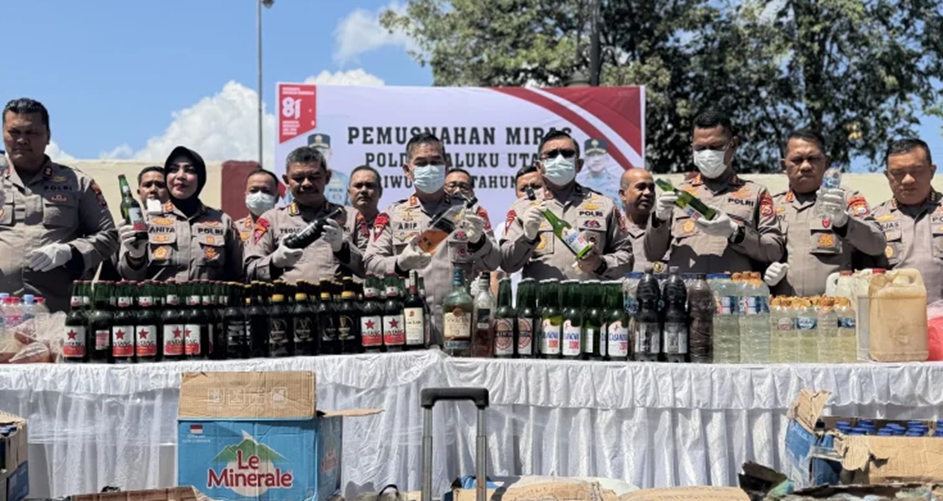 Kapolda Malut Pimpin Pemusnahan Ribuan Liter Miras dan Ancam PTDH Oknum Pembeking