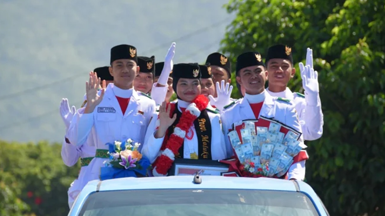 Mardhatilla Paskibraka Nasional Disambut Arak-arakan Meriah di Tidore