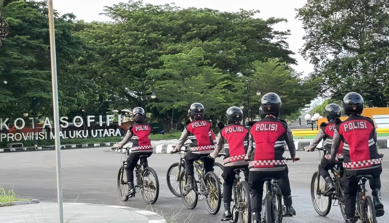 Patroli Ramah Polwan Bersepeda di Sofifi, Jalin Harmoni Polisi-Masyarakat
