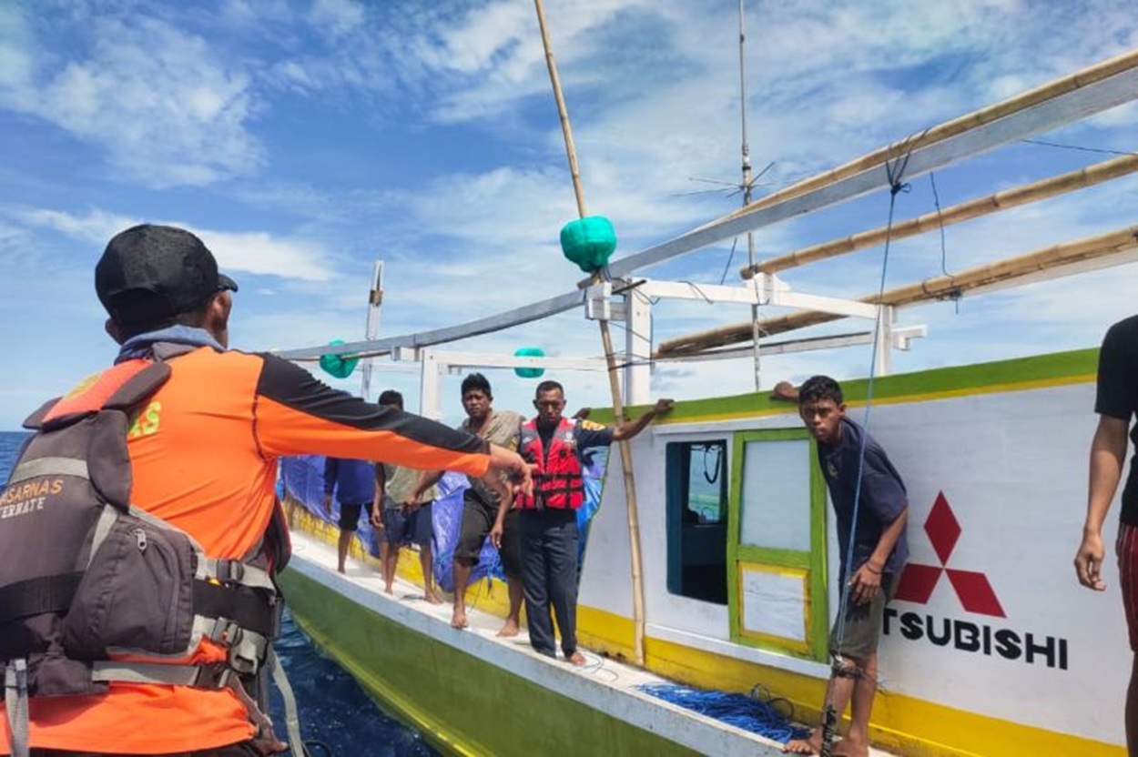 Dramatis! Tim SAR Gabungan Selamatkan 6 Penumpang Kapal Mati Mesin di Perairan Maluku Utara