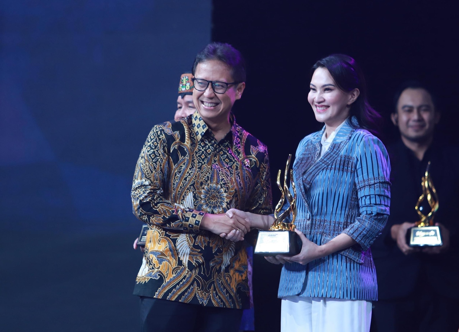 Gubernur Sherly Bawa Maluku Utara Raih Penghargaan Layanan Kesehatan Terbaik