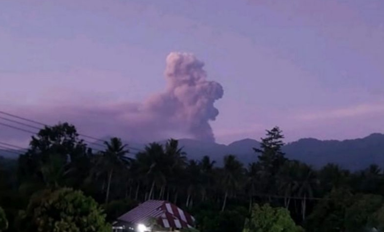 Erupsi Dahsyat Gunung Dukono: Abu Vulkanik Menjulang 1,4 KM