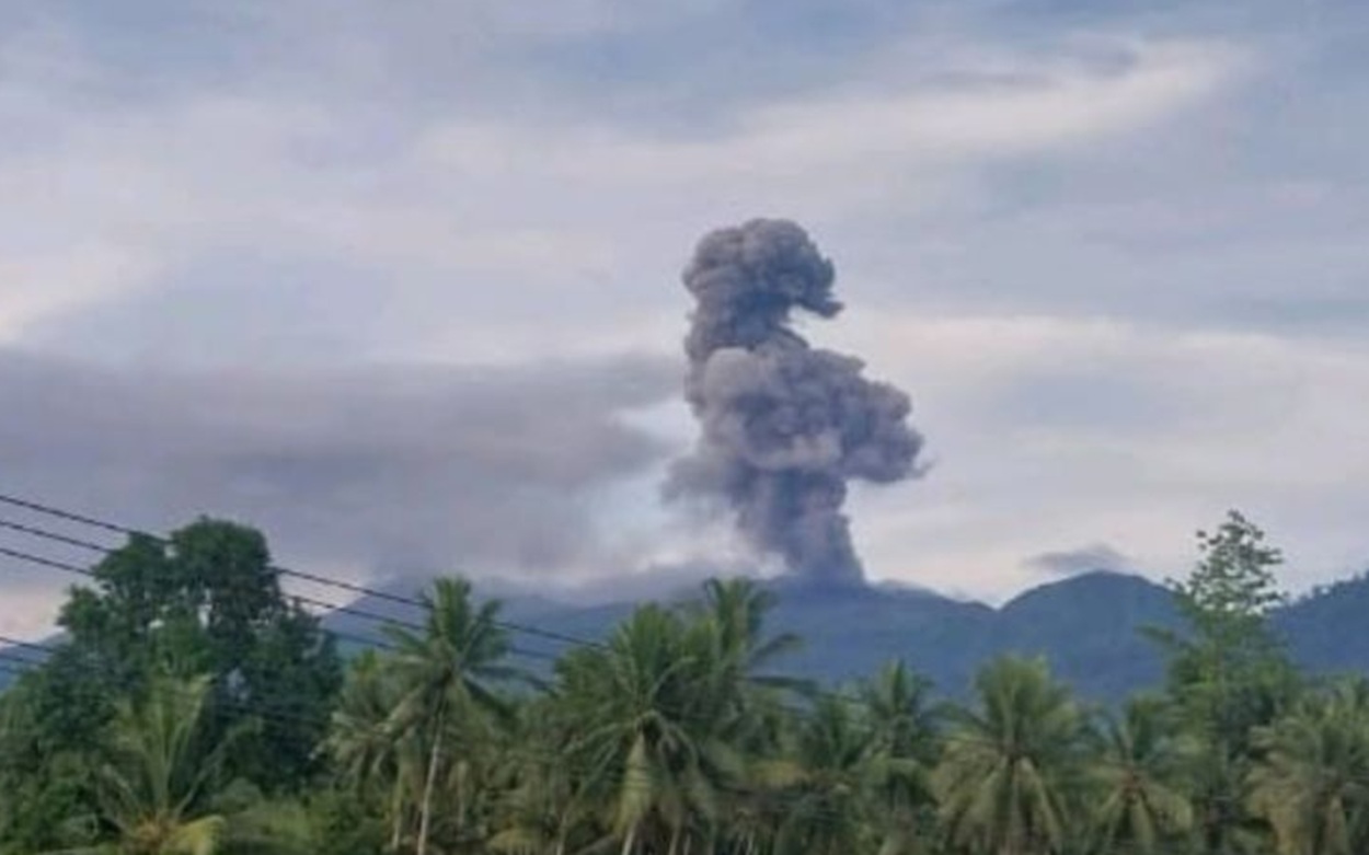 Gunung Dukono Meletus Lagi! Kolom Abu Vulkanik Menerjang Setinggi 1.300 Meter