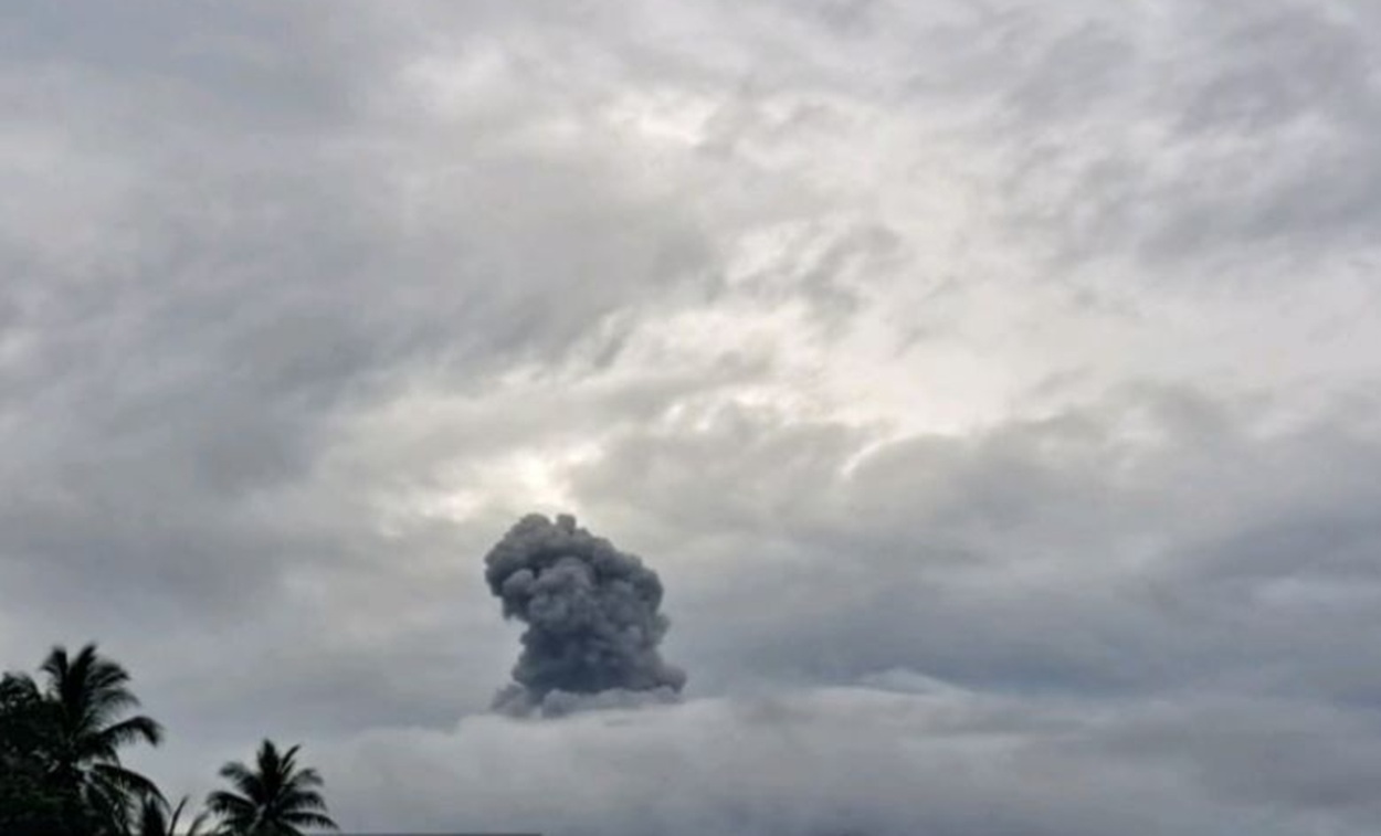Lagi, Gunung Ibu Semburkan Abu Vulkanik