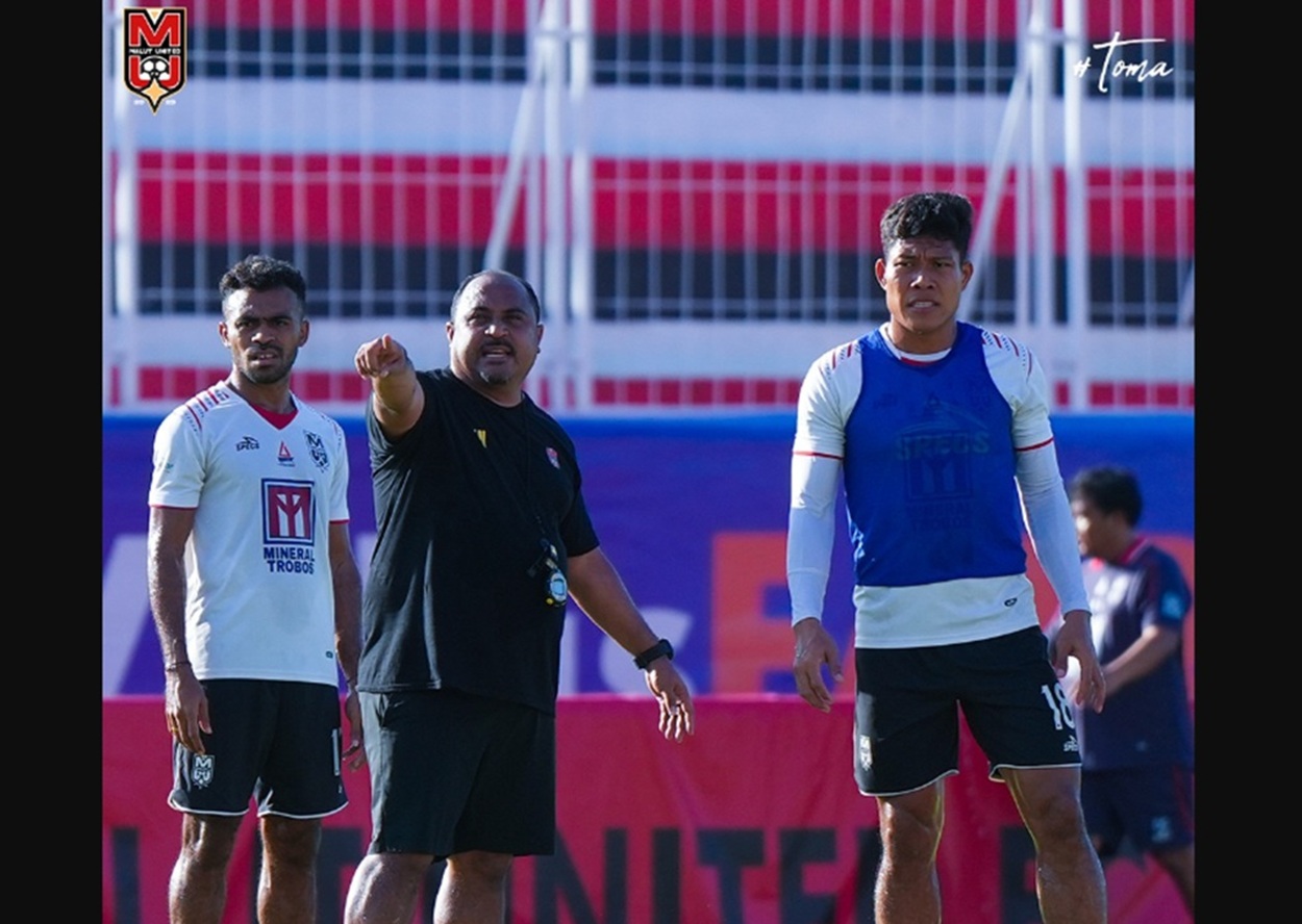 Imran Nahumarury Pelatih Terbaik Liga 1 April 2025, Malut United Bersaing di Papan Atas!
