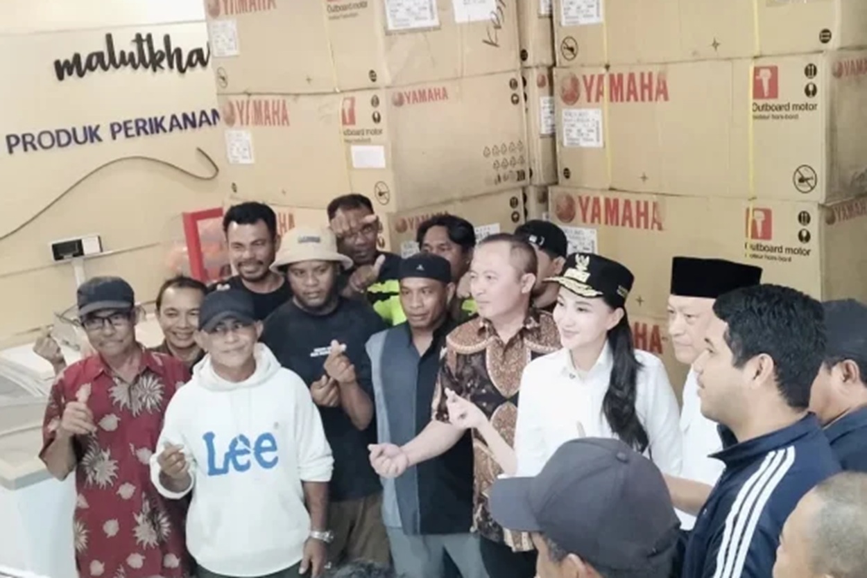 Gubernur Sherly Salurkan 438 Mesin Kapal Nelayan Malut dari Gudang Sempit
