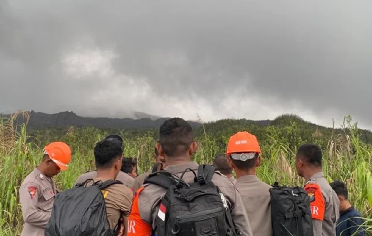 Operasi SAR Darurat: Drone Brimob Sisir Puncak Dukono Cari 3 Pendaki Hilang