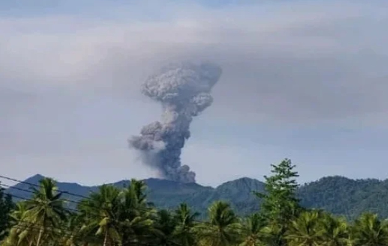 Gunung Dukono Erupsi Semburkan Abu Vulkanik Raksasa, Status Waspada Level II