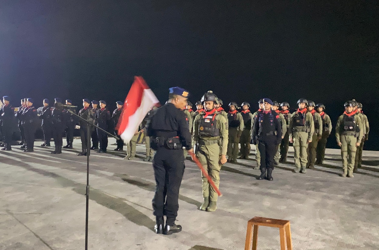 Kembali Pulang! 29 Prajurit Brimob Malut Disambut Adat Kerajaan Ternate Pasca Penugasan di Papua