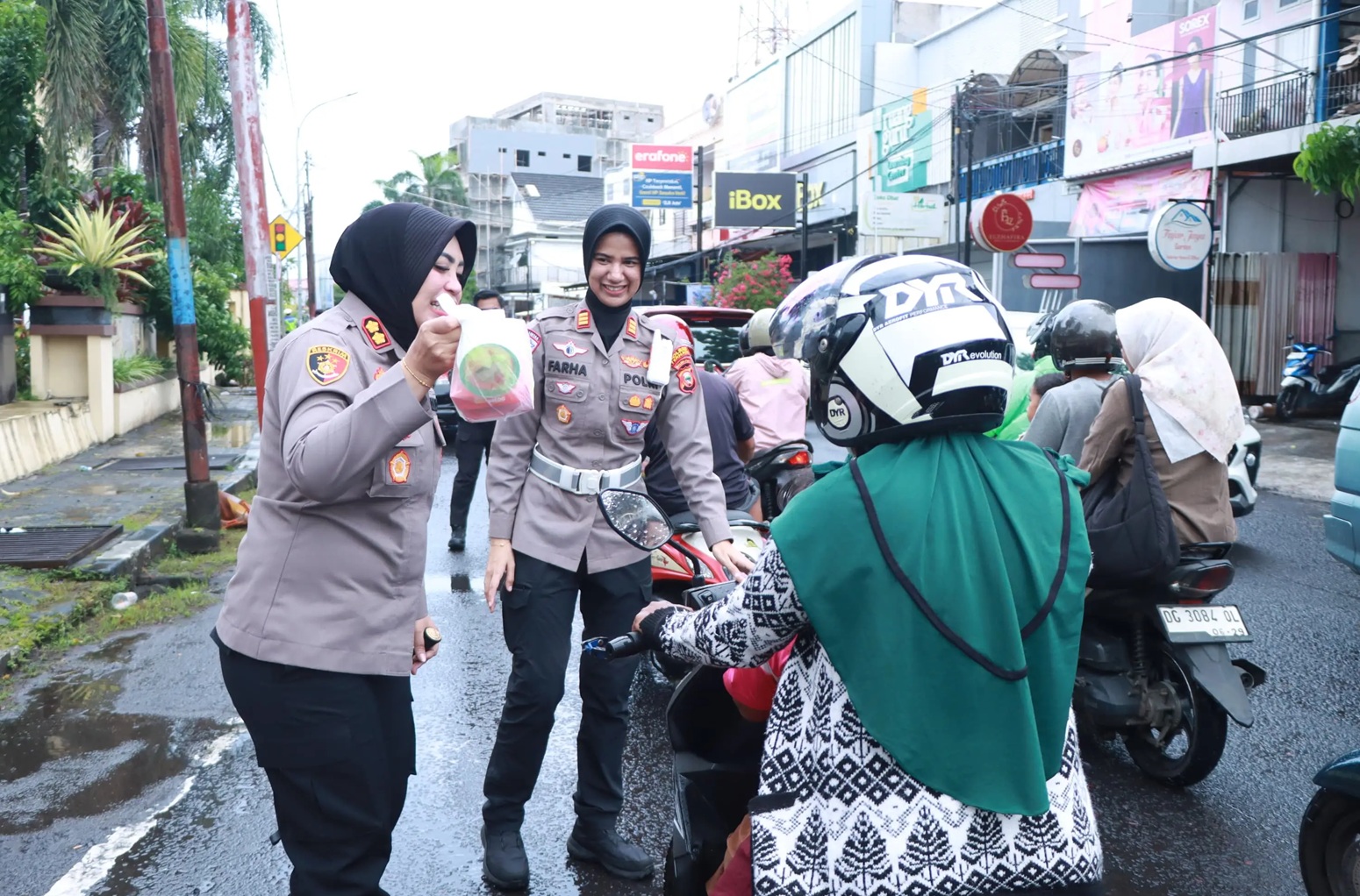Polres Ternate Bagikan 300 Paket Takjil Dibagikan ke Pengendara