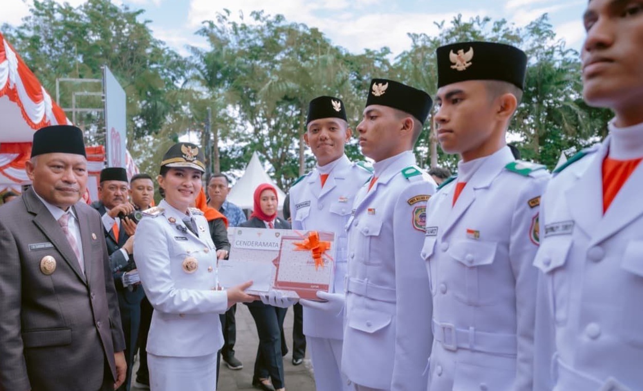 Kado Emas HUT ke-80 RI: Paskibraka Malut Pulang dengan Laptop dan Uang Tunai