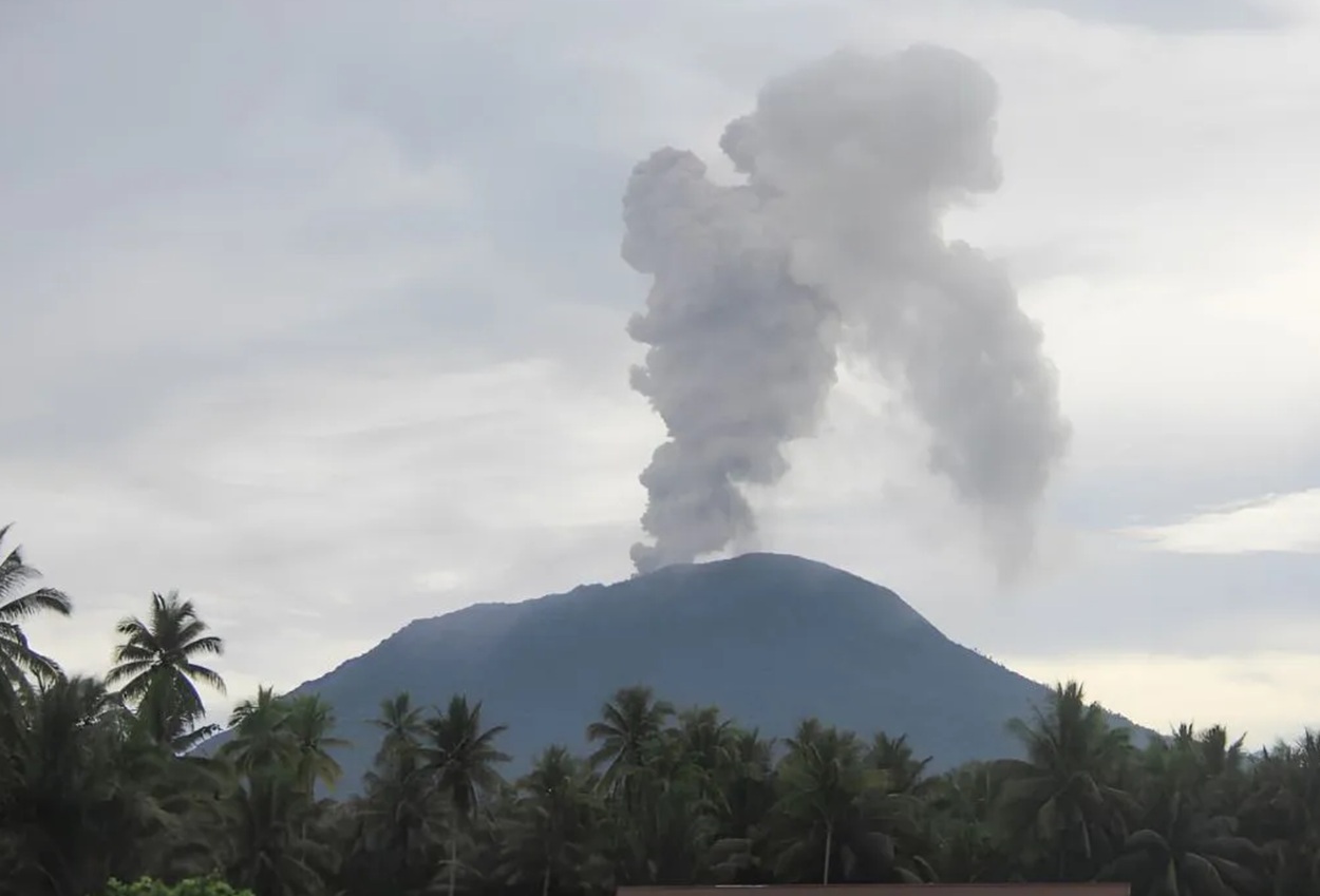 Gunung Ibu Meletus Lagi, Hujan Abu Vulkanik dan Badai Petir Vulkanik Terjadi