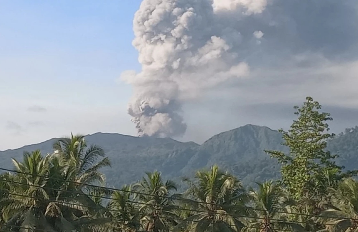 Abu Vulkanik Gunung Dukono Capai 1.600 Meter, Hindari Radius 4 Km!