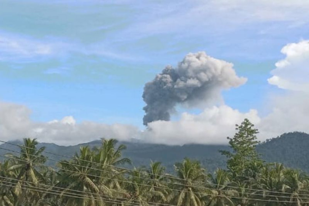 Gunung Dukono Meletus Lagi! Abu Vulkanik Menerjang Halmahera Utara