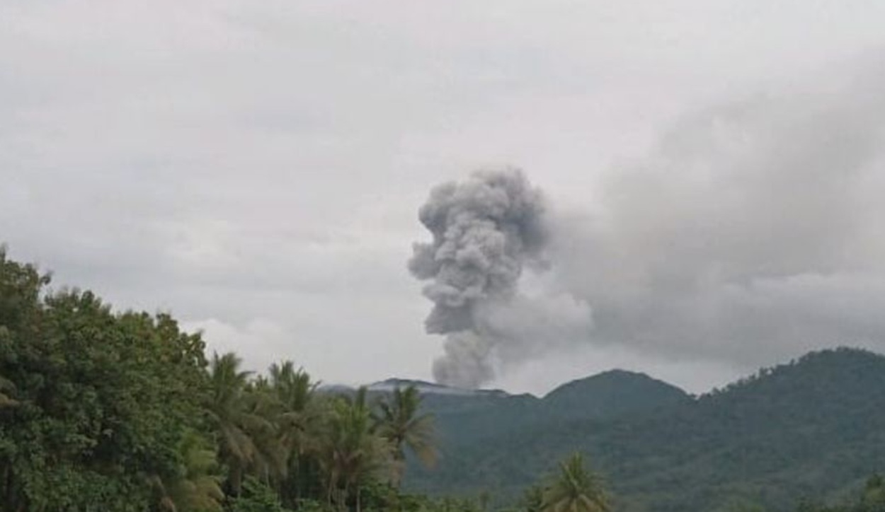 Gunung Dukono Erupsi: Abu Vulkanik Capai 1.350 Meter