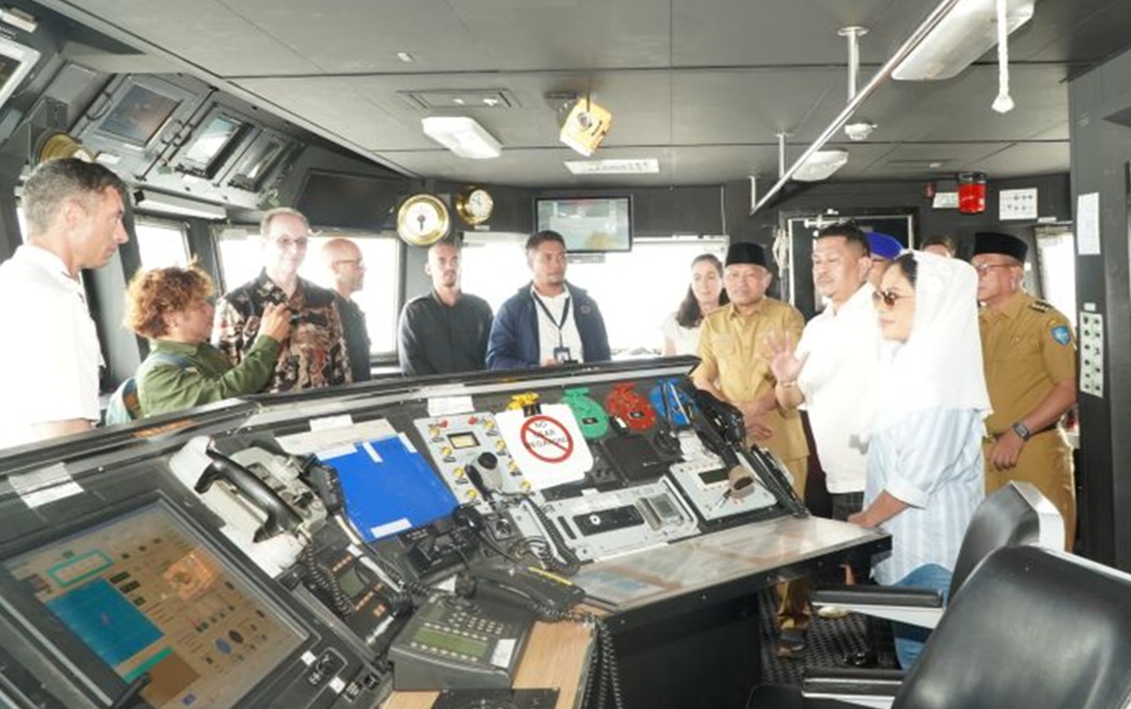 Kapal Perang Spanyol F-104 Merapat di Ternate