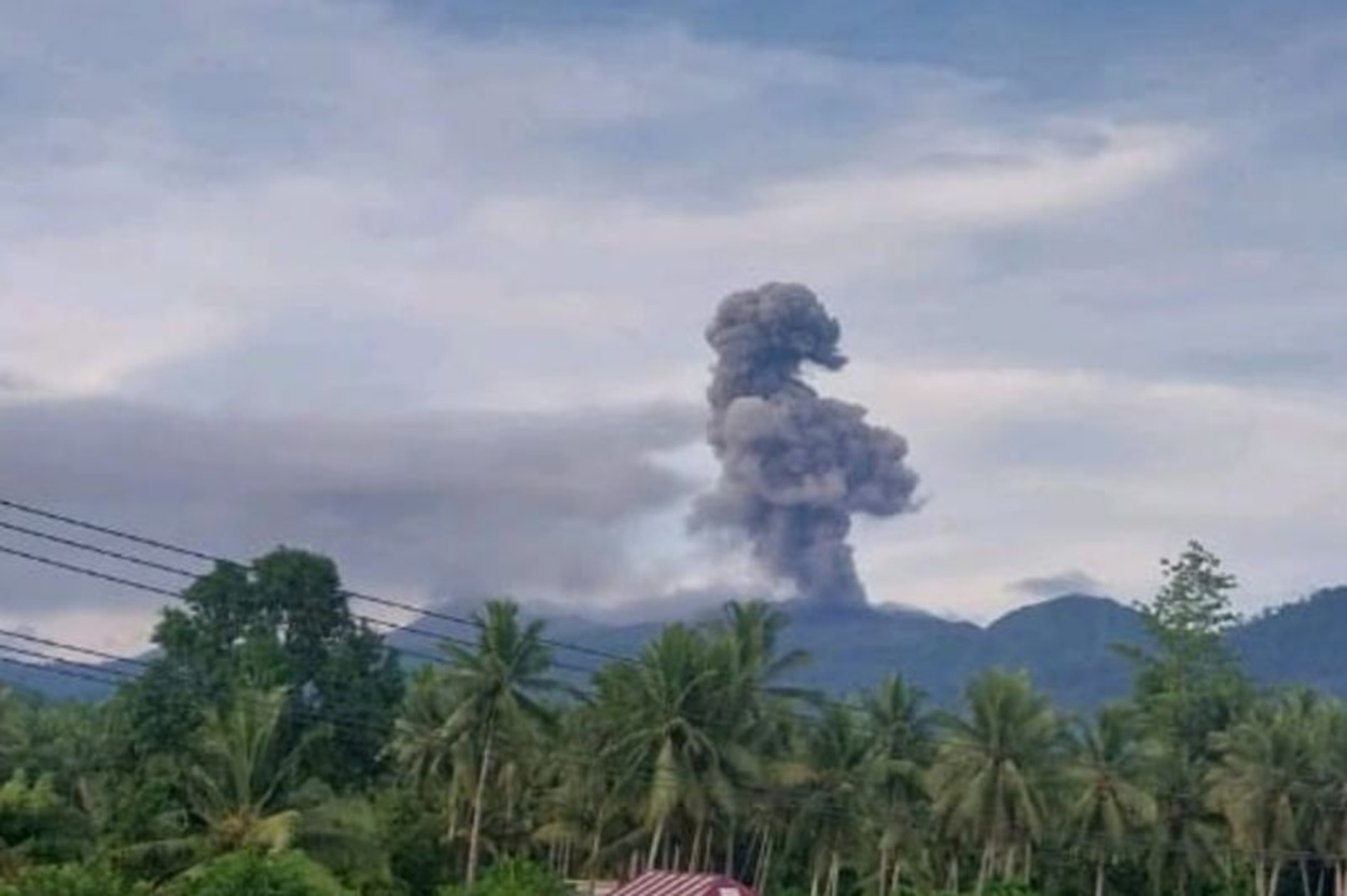 Peringatan Erupsi! Gunung Dukono Lontarkan Abu Disertai Getaran Dahsyat