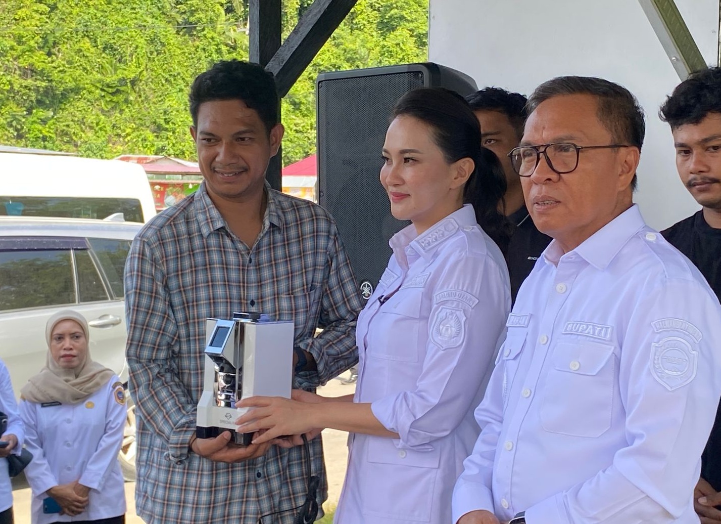 Gubernur Sherly Laos Bikin Barista Halteng Lebih Profesional dengan Peralatan Kopi Modern