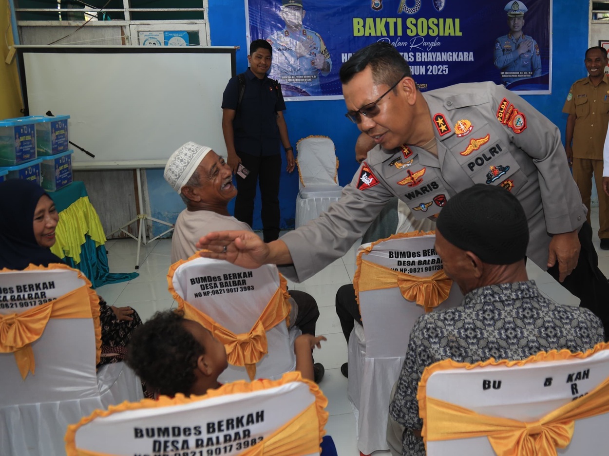 Kapolda Maluku Utara Bagikan Ratusan Paket Bansos di Sofifi