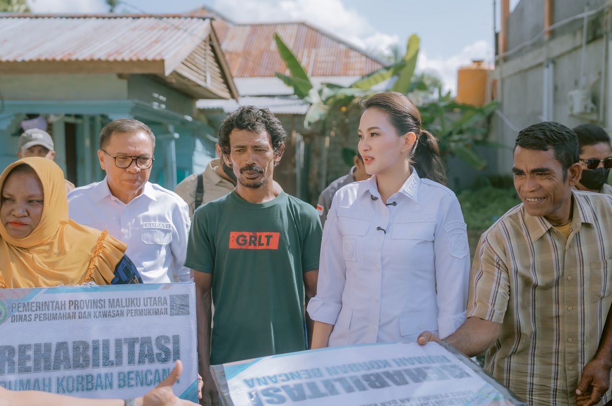 Gubernur Sherly Serahkan Bantuan Rp600 Juta untuk Rumah Baru Korban Bencana di Malut