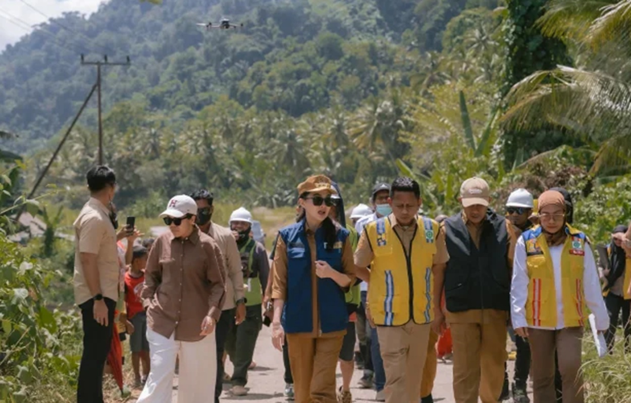 Gubernur Sherly Turun Ke Jalan Rusak 100 Km Payahe-Saketa, Kaget Lihat Jalur 'Jalur Maut' Gunung Mangga