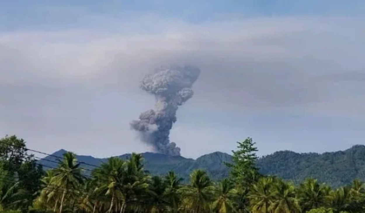 Gunung Dukono Erupsi Hebat: Kolom Abu Vulkanik Tembus 2 Kilometer