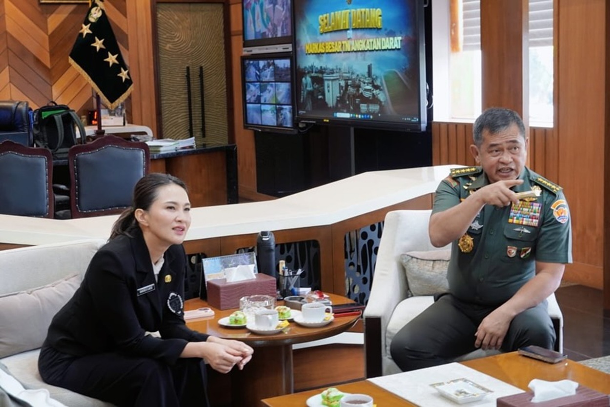 VIRAL! Penampilan Elegan Gubernur Sherly saat Bertemu Jenderal Maruli & Dirut Kimia Farma