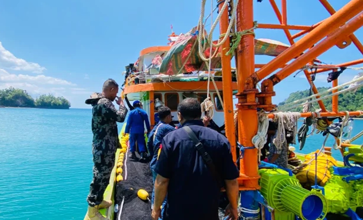 Kapal Raksasa Tertangkap Terobos Perairan Malut