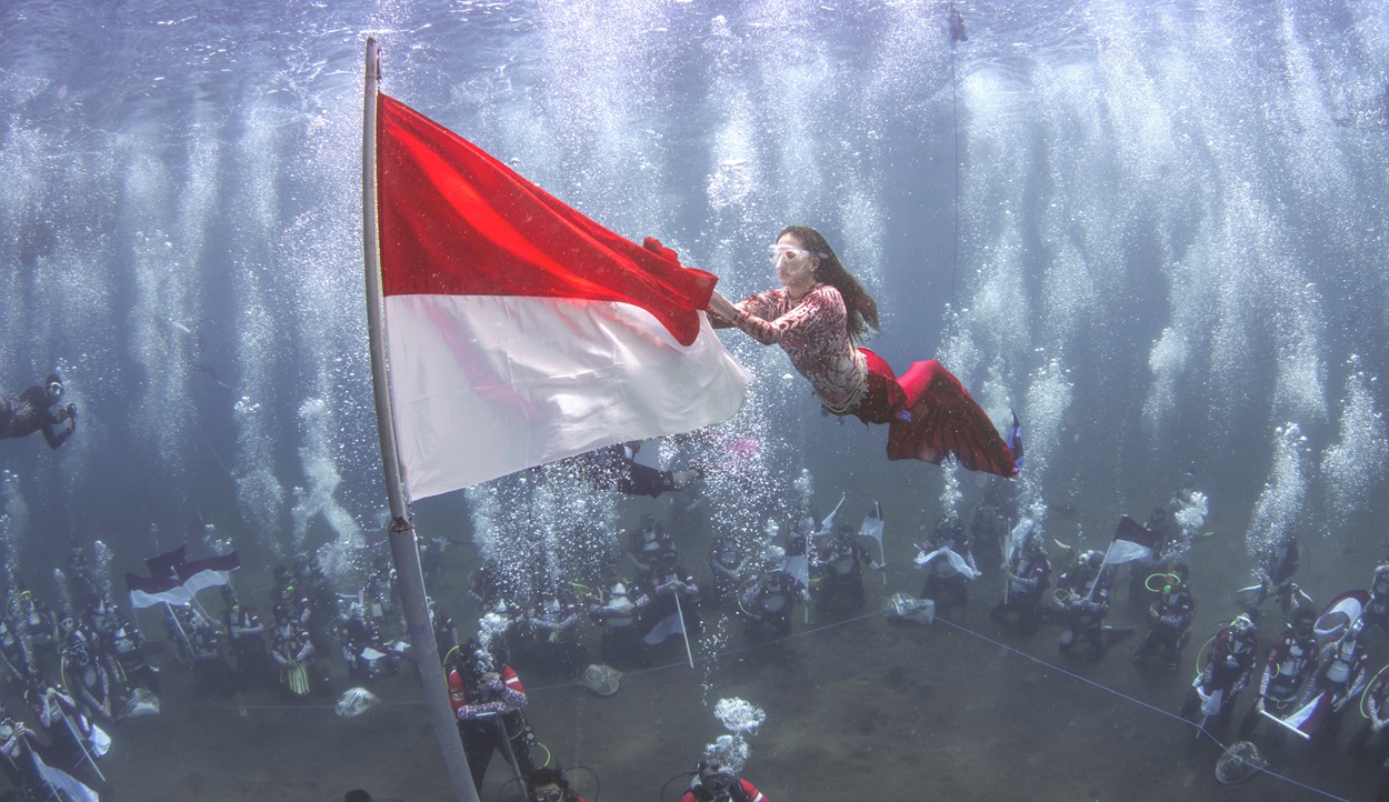 Gubernur Sherly Kibarkan Merah Putih di Bawah Laut dengan Kostum Mermaid