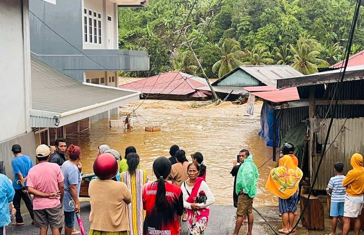 TRAGEDI HALBAR! Banjir dan Longsor Terjang, Ribuan Warga Terdampak, Korban Jiwa Berjatuhan