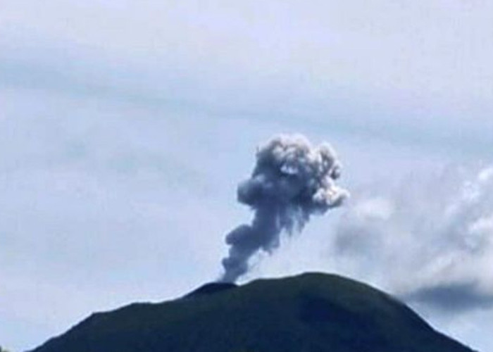Gunung Ibu Meletus Lagi, Kolom Abu Vulkanik Tebal Setinggi 800 Meter Ancam Pulau Halmahera
