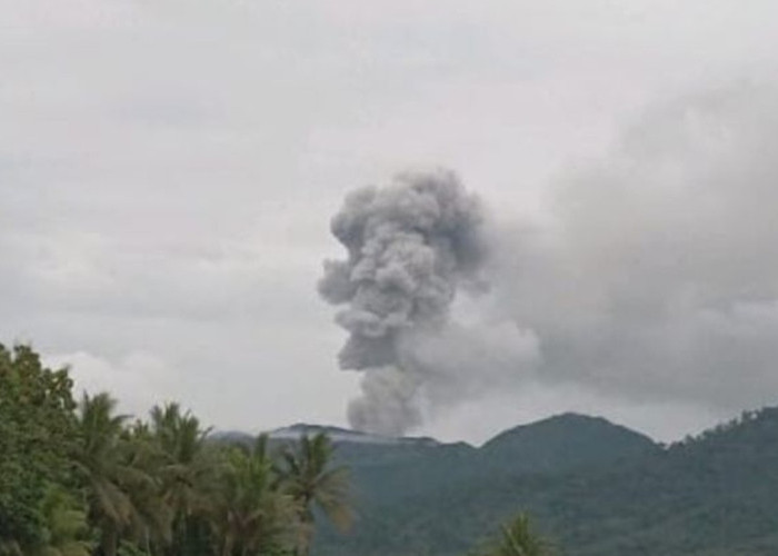 Erupsi Dahsyat Gunung Dukono: Abu Vulkanik Meluncur Tinggi