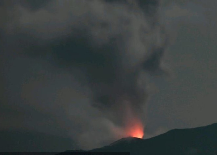 Gunung Ibu Meletus Hebat Tengah Malam, Kolom Abu Melambung 200 Meter