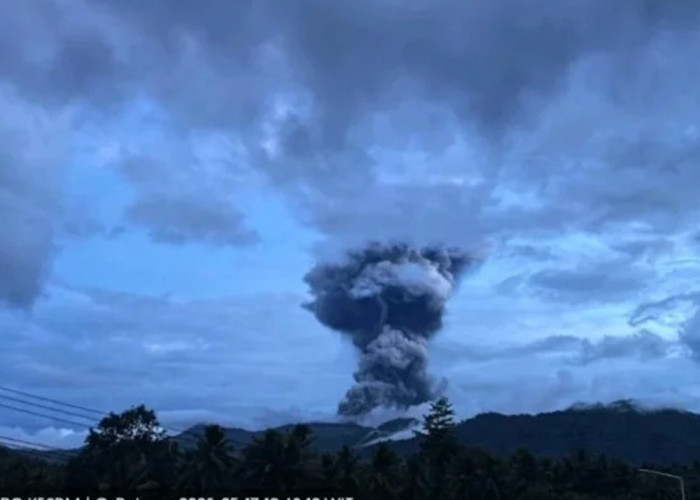 Semburan Abu 5 Kilometer: Gunung Dukono di Halmahera Utara Erupsi Eksplosif Malam Ini
