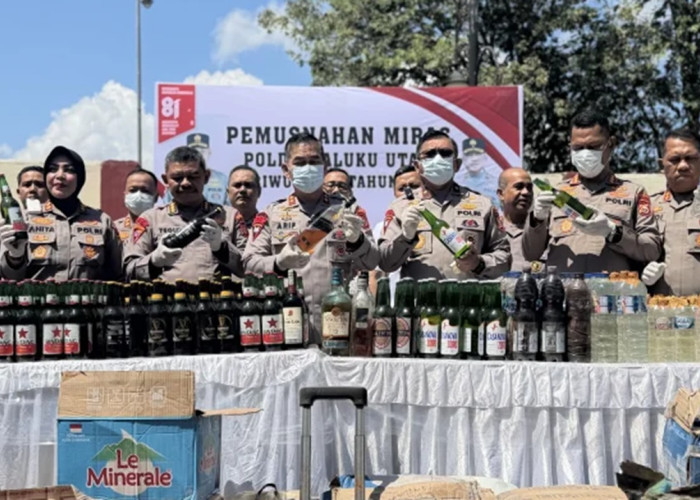 Kapolda Malut Pimpin Pemusnahan Ribuan Liter Miras dan Ancam PTDH Oknum Pembeking