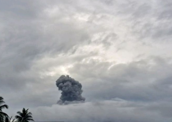 Lagi, Gunung Ibu Semburkan Abu Vulkanik