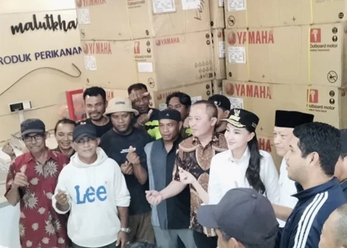 Gubernur Sherly Salurkan 438 Mesin Kapal Nelayan Malut dari Gudang Sempit