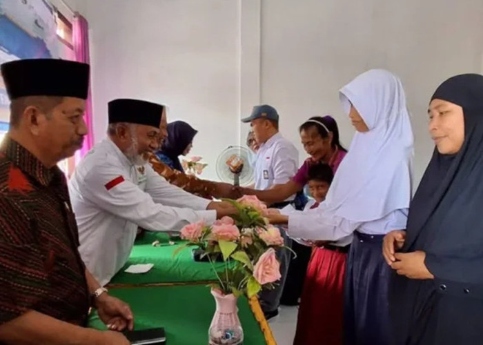 Kemenag dan Baznas Halteng Salurkan Santunan Tunai untuk Puluhan Siswa SLB Negeri Weda