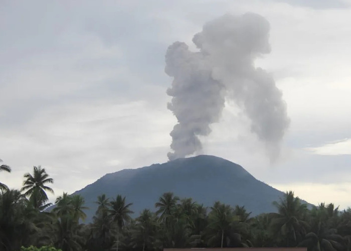 Gunung Ibu Meletus Lagi, Hujan Abu Vulkanik dan Badai Petir Vulkanik Terjadi