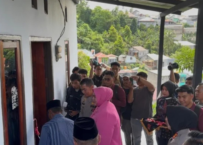 Kapolda Malut & Wali Kota Ternate Resmikan Rumah Permanen untuk Warga Kurang Mampu