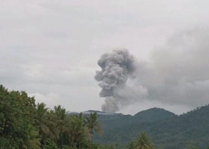 Gunung Dukono Erupsi: Abu Vulkanik Capai 1.350 Meter